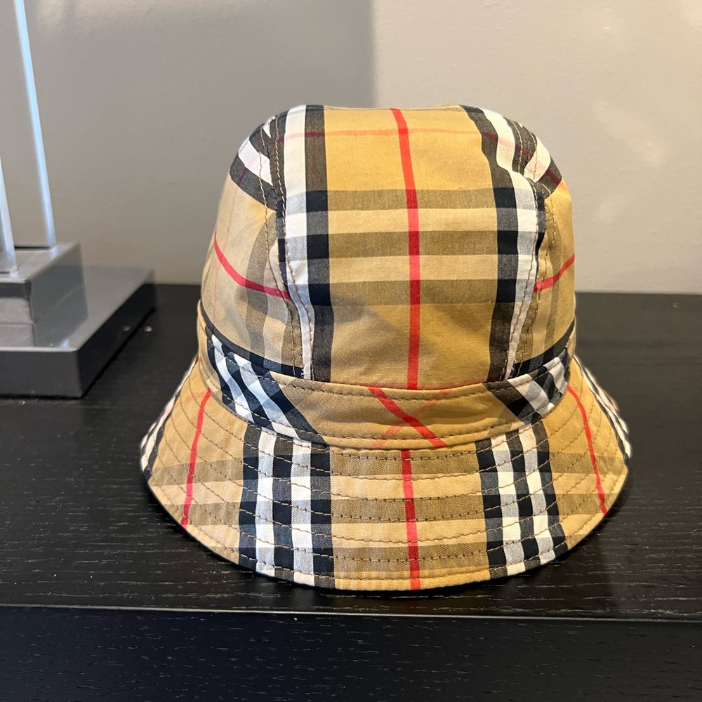 Burberry bucket hat small